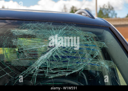 Pare-brise de voiture cassée. Conséquences d'un accident de la circulation Banque D'Images