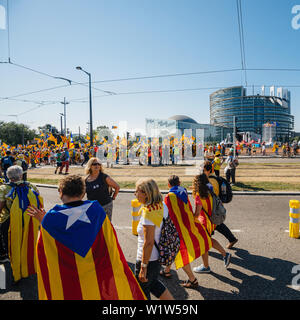 Strasbourg, France - Oct 2 2019 : image carrée de gens tenant Estelada drapeau séparatiste Catalan démontrer avant de protester contre l'exclusion de l'UE Parlement Européen de trois députés européens élus Catalan Banque D'Images