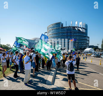 Strasbourg, France - Oct 2 2019 : grande foule de gens tenant un drapeau du mouvement européen drapeau fédéraliste devant le Parlement européen Banque D'Images