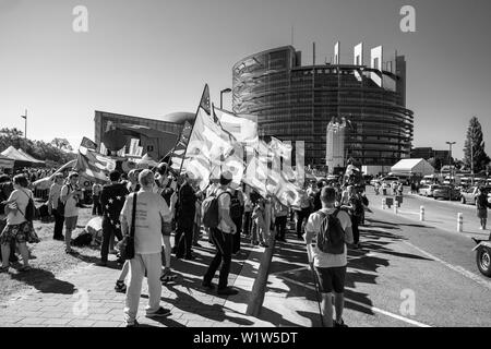 Strasbourg, France - Oct 2 2019 : grande foule de gens tenant un drapeau du mouvement européen drapeau fédéraliste devant le Parlement européen Banque D'Images