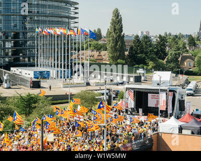 Strasbourg, France - Oct 2 2019 : drone aérien vue de milliers de personnes avec des drapeaux séparatistes Estelada protester devant le Parlement européen de l'UE contre l'exclusion de trois députés européens élus Catalan Banque D'Images