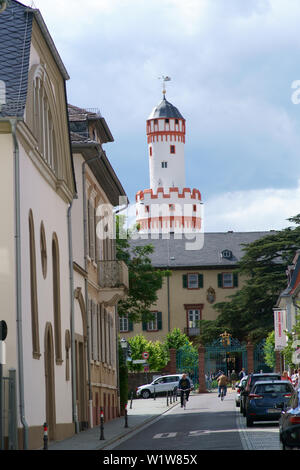 Bad Homburg, Allemagne - 09 juin 2019 : la Dorotheenstrasse étroit avec la porte d'entrée du château de Homburg et résidence du landgrave de w Banque D'Images