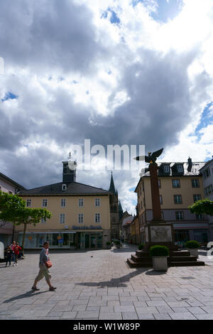 Bad Homburg, Allemagne - 09 juin 2019 : Les passants traversent la Waisenhausplatz avec le War Memorial et boutiques attenantes, le 9 juin 2019 à Bad Homburg. Banque D'Images