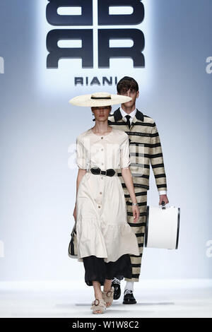 Berlin, Allemagne. 3 juillet, 2019. Présenter des modèles de créations de Riani lors de la Berlin Fashion Week printemps/été 2020 à Berlin, capitale de l'Allemagne, le 3 juillet 2019. Credit : Binh Truong/Xinhua/Alamy Live News Banque D'Images
