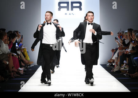 Berlin, Allemagne. 3 juillet, 2019. Présenter des modèles de créations de Riani lors de la Berlin Fashion Week printemps/été 2020 à Berlin, capitale de l'Allemagne, le 3 juillet 2019. Credit : Binh Truong/Xinhua/Alamy Live News Banque D'Images