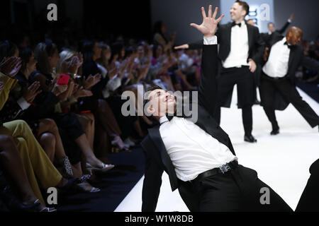 Berlin, Allemagne. 3 juillet, 2019. Présenter des modèles de créations de Riani lors de la Berlin Fashion Week printemps/été 2020 à Berlin, capitale de l'Allemagne, le 3 juillet 2019. Credit : Binh Truong/Xinhua/Alamy Live News Banque D'Images