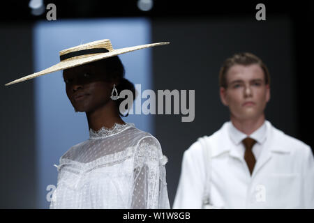 Berlin, Allemagne. 3 juillet, 2019. Présenter des modèles de créations de Riani lors de la Berlin Fashion Week printemps/été 2020 à Berlin, capitale de l'Allemagne, le 3 juillet 2019. Credit : Binh Truong/Xinhua/Alamy Live News Banque D'Images