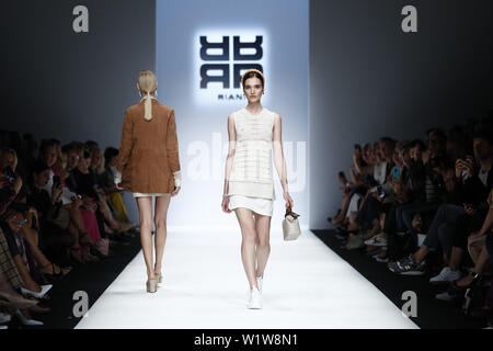 Berlin, Allemagne. 3 juillet, 2019. Présenter des modèles de créations de Riani lors de la Berlin Fashion Week printemps/été 2020 à Berlin, capitale de l'Allemagne, le 3 juillet 2019. Credit : Binh Truong/Xinhua/Alamy Live News Banque D'Images