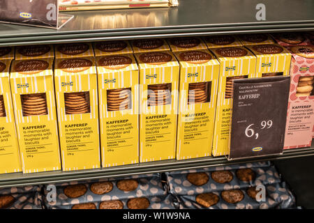 Lodz, Pologne, Jan 12, 2019 l'intérieur de l'exposition magasin IKEA. L'alimentation, de l'épicerie, IKEA vend des meubles prêts-à-assembler, appareils, accessoires Accueil Banque D'Images