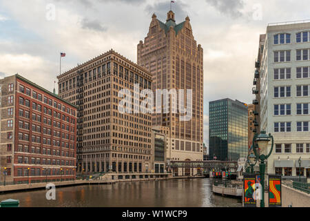 Milwaukee Riverwalk au printemps. Le centre-ville de Milwaukee, Wisconsin, États-Unis. Banque D'Images