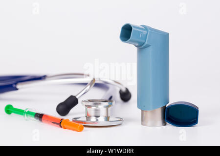 Outil médical stéthoscope'syring et asthme inhalateur sur fond blanc Banque D'Images