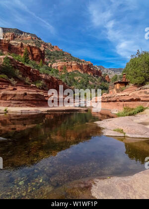 Trou de natation et de protection de la vie. Dans les montagnes de Red Rock Slide Rock State Park à l'extérieur de Seddona Arizona Banque D'Images