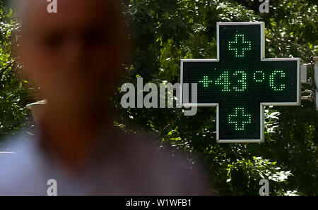 Bucarest, Roumanie - 02 juillet 2019 : 43 °C (109,4 °F) la température affichée par le thermomètre numérique sur un été chaud outsid Banque D'Images