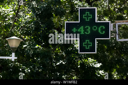 Bucarest, Roumanie - 02 juillet 2019 : 43 °C (109,4 °F) la température affichée par le thermomètre numérique sur un été chaud outsid Banque D'Images