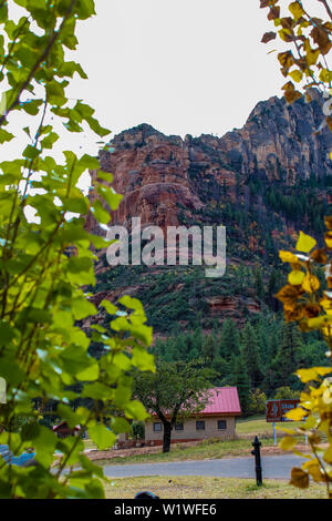 Dans les montagnes de Red Rock Slide Rock State Park à l'extérieur Arizona Sedona Banque D'Images