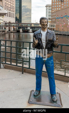 Milwaukee, Wisconsin - avril 9th, 2019 - Le Bronze Fonz, le long du fleuve au centre-ville de Milwaukee, un personnage dans la série télévisée Happy Days. Banque D'Images