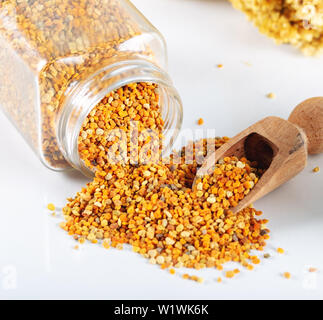 Les grains de pollen d'Abeille sur un fond blanc. Banque D'Images