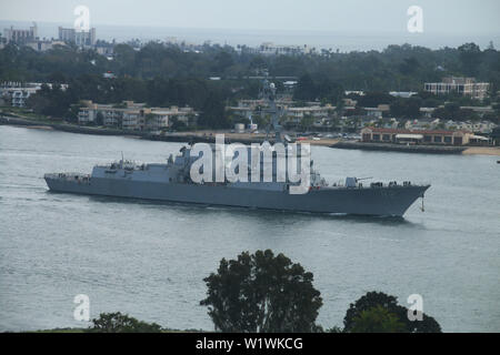 USS Momsen arrivant à San Diego Harbor Banque D'Images