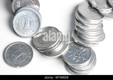 1 pile de pièces en argent, yen japonais close up isolé sur fond blanc. Banque D'Images