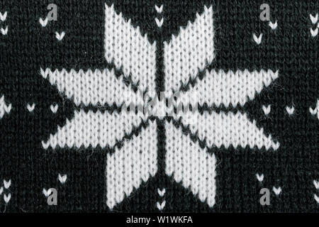 Motif jacquard noir tricoté détaillées avec des fleurs blanches. Banque D'Images