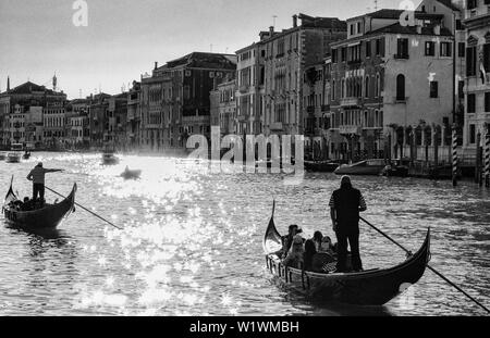 Grand canal avec gondols, à Venise, Italie. Banque D'Images