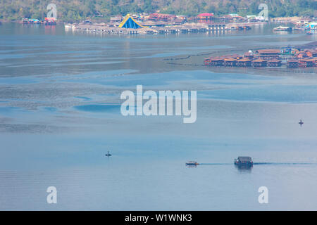 Les navires étaient en faisant glisser une péniche dans le barrage de Sri Nakarin dam , Kanchana buri, en Thaïlande. Banque D'Images