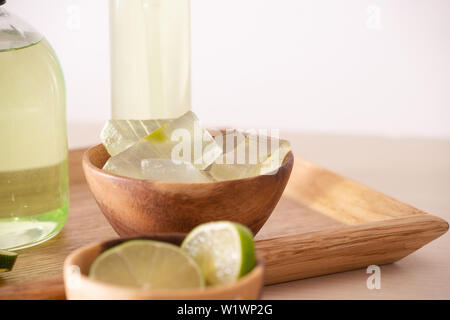 Feuille d'aloe vera, bol plein de citron pelées, d'aloès et de bouteilles de gel d'aloès ou l'infusion Banque D'Images