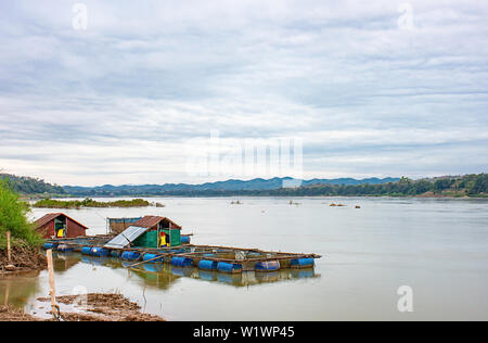Le projet de pisciculture flottante et du ciel sur le Mékong à Loei en Thaïlande. Banque D'Images