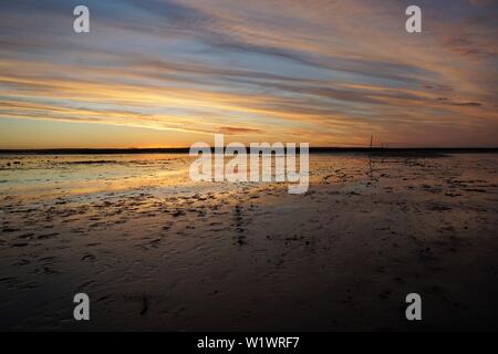 Des traînées de nuages Coucher du soleil Orange réflexions dans le Lac Tyrrell Banque D'Images