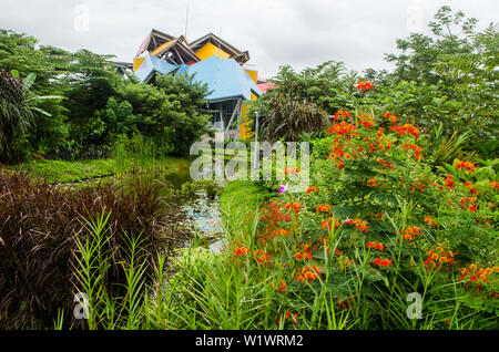 Vue sur le Biomuseo, du jardin botanique luxuriant qui entoure l'installation conçue par le célèbre architecte Frank Gehry Banque D'Images