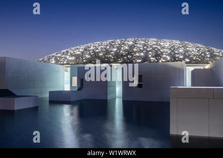 Louvre Abu Dhabi Art et Civilisation Museum situé sur l'île de Saadiyat, Abu Dhabi. Emirats Arabes Unis Banque D'Images
