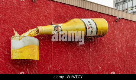 Milwaukee, Wisconsin - 10 avril 2019 - Giant Miller High Life bottle est versé à l'extérieur de la brasserie Miller, Milwaukee, sur un jour de printemps enneigé. Banque D'Images