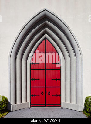 Porte de style gothique, peint en rouge vif, front view Banque D'Images