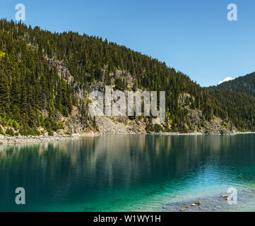 Vue sur le lac Garibaldi belle matinée ensoleillée avec des nuages sur le ciel bleu. Banque D'Images