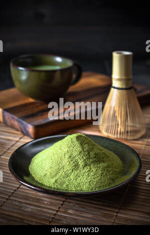 Thé vert japonais Matcha dans une tasse et le thé en poudre close-up Banque D'Images