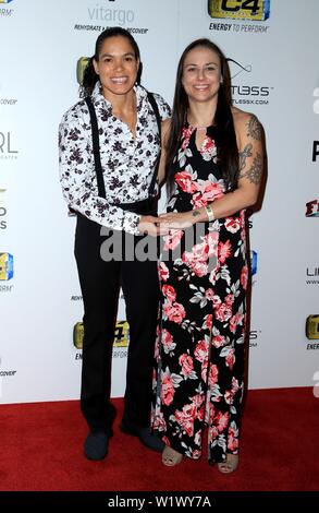 Las Vegas, NV, USA. 3 juillet, 2019. Amanda Nunes, Nina Ansaroff aux arrivées pour 11e seulement de combattants MMA Monde Awards, grand bal au Palms Casino Resort, Las Vegas, NV, le 3 juillet 2019. Credit : MORA/Everett Collection/Alamy Live News Banque D'Images