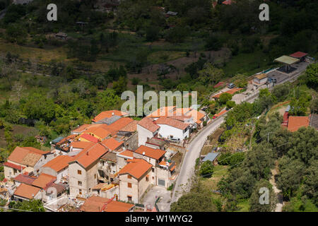 Vue panoramique sur la ville de Corbara, Province de Salermo, Région Campanie, Côte d'Amalfi, Italie Banque D'Images