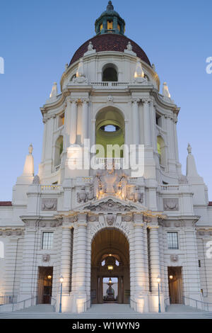 Un crépuscule vue de l'Hôtel de Ville de Pasadena emblématique dans le comté de Los Angeles. Cet édifice est inscrit au Registre national des lieux historiques. Banque D'Images