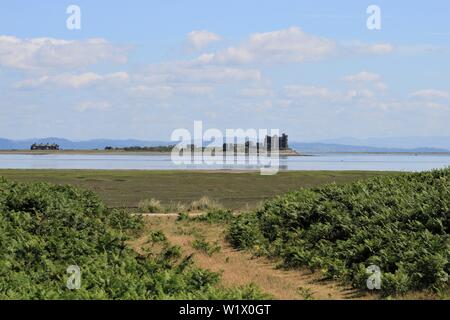 L'île de Piel Piel et château vu du Sud Walney réserve naturelle, l'île de Walney, Barrow-In-Furness, Cumbria UK en Angleterre. Péninsule de Furness de l'été. Banque D'Images