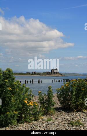 L'île de Piel Piel et château vu du Sud Walney réserve naturelle, l'île de Walney, Barrow-In-Furness, Cumbria UK en Angleterre. Péninsule de Furness de l'été. Banque D'Images