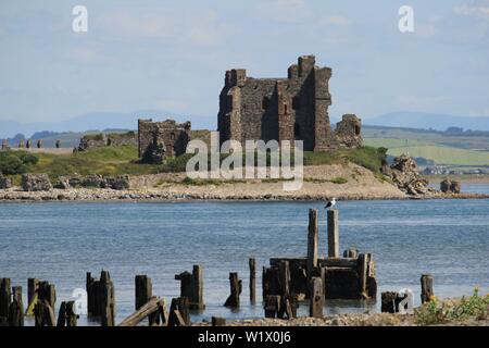 L'île de Piel Piel et château vu du Sud Walney réserve naturelle, l'île de Walney, Barrow-In-Furness, Cumbria UK en Angleterre. Péninsule de Furness de l'été. Banque D'Images