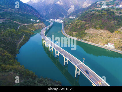 Beijing, Chine. Dec 18, 2016. Photo aérienne prise le 18 décembre 2016 montre une route sur l'eau dans le comté de Xingshan, province du Hubei en Chine centrale. L 'événement' jour de Hubei a lieu à l'Exposition Horticole Internationale de Pékin, du 4 au 6 juillet. Credit : Xiao Yijiu/Xinhua/Alamy Live News Banque D'Images