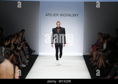 Berlin, Allemagne. 06Th Juillet, 2019. La photo montre modèles sur le podium avec les collections printemps/été 2020 de la designer Atelier Michalsky chez Mercedes-Benz Fashion Week. Credit : Simone Kuhlmey/Pacific Press/Alamy Live News Banque D'Images