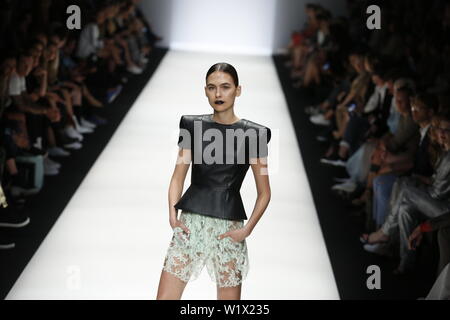 Berlin, Allemagne. 06Th Juillet, 2019. La photo montre modèles sur le podium avec les collections printemps/été 2020 de la designer Atelier Michalsky chez Mercedes-Benz Fashion Week. Credit : Simone Kuhlmey/Pacific Press/Alamy Live News Banque D'Images