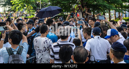 Téléphone mobile film photographes échauffourée à protester contre Hong Kong Banque D'Images