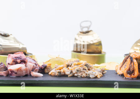 Fruits de mer sains et nutritifs, délicieux coques naturelles, du Pacifique et dans les moules savoureuses poton pickles servi sur une plaque noire sur un tableau vert Banque D'Images