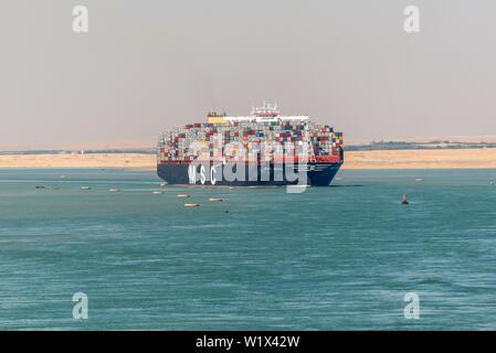 Suez, Egypte - Novembre 5, 2017 : un grand navire porte-conteneurs MSC Maya passant Canal de Suez dans la brume de sable en Egypte. Banque D'Images