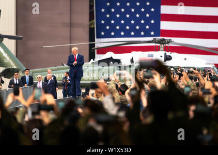 Le président Donald J. Trump promenades pour le podium devant une foule de soldats, marins, aviateurs et marines, lors d'un événement de troupes à Osan Air Base, République de Corée, le 30 juin 2019. Trump a parlé à un auditoire au service militaire en Corée du Sud à la suite de sa rencontre historique avec le président Kim Jong-un lors de la traversée en Corée du Nord à la zone commune de sécurité le long de la zone démilitarisée. (U.S. Air Force photo de 1er lieutenant Daniel de la Fé) Banque D'Images