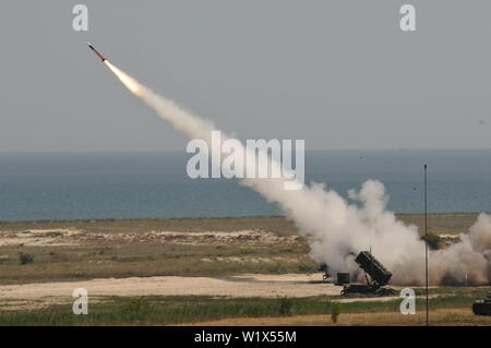 Un système de missile Patriot de forêt lors d'un tir de missiles de feu près de Capu Midia, Roumanie, Jun. 19, 2019 lors de l'exercice Shabla 19. Le système était exploité par des soldats avec 5e Bataillon, 7e Régiment d'artillerie de défense aérienne. Guardian 19 Sabre est un exercice co-dirigée par le Commandement de la Force Conjointe roumain et l'Europe de l'armée américaine, qui aura lieu du 3-24 juin à divers endroits en Bulgarie, Hongrie et Roumanie. Saber Guardian 19 est conçu pour améliorer l'intégration des forces de combat multinationales. Banque D'Images