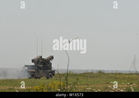 Un Avenger feux à une système d'arme de tir de missiles à courte portée, non loin de Shabla, Bulgarie, Juin 12, 2019 19 au cours de l'exercice Shabla. Le système était exploité par des soldats avec 5e Bataillon, 4e Régiment d'artillerie de défense aérienne. SHABLA 19 est un accord bilatéral, conjoint de défense aérienne de l'exercice de tir réel organisé par les forces armées bulgares à Shabla, Bulgarie, du 10 au 14 juin 2019. SHABLA 19 est un conçu pour améliorer la préparation et l'interopérabilité entre la Force aérienne bulgare, de la Marine et de la Force terrestre, et la 10e armée de l'air et commande de la défense antimissile, de l'armée américaine en Europe. Banque D'Images